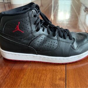 Black Nike men’s shoes. Used few times for basketball.